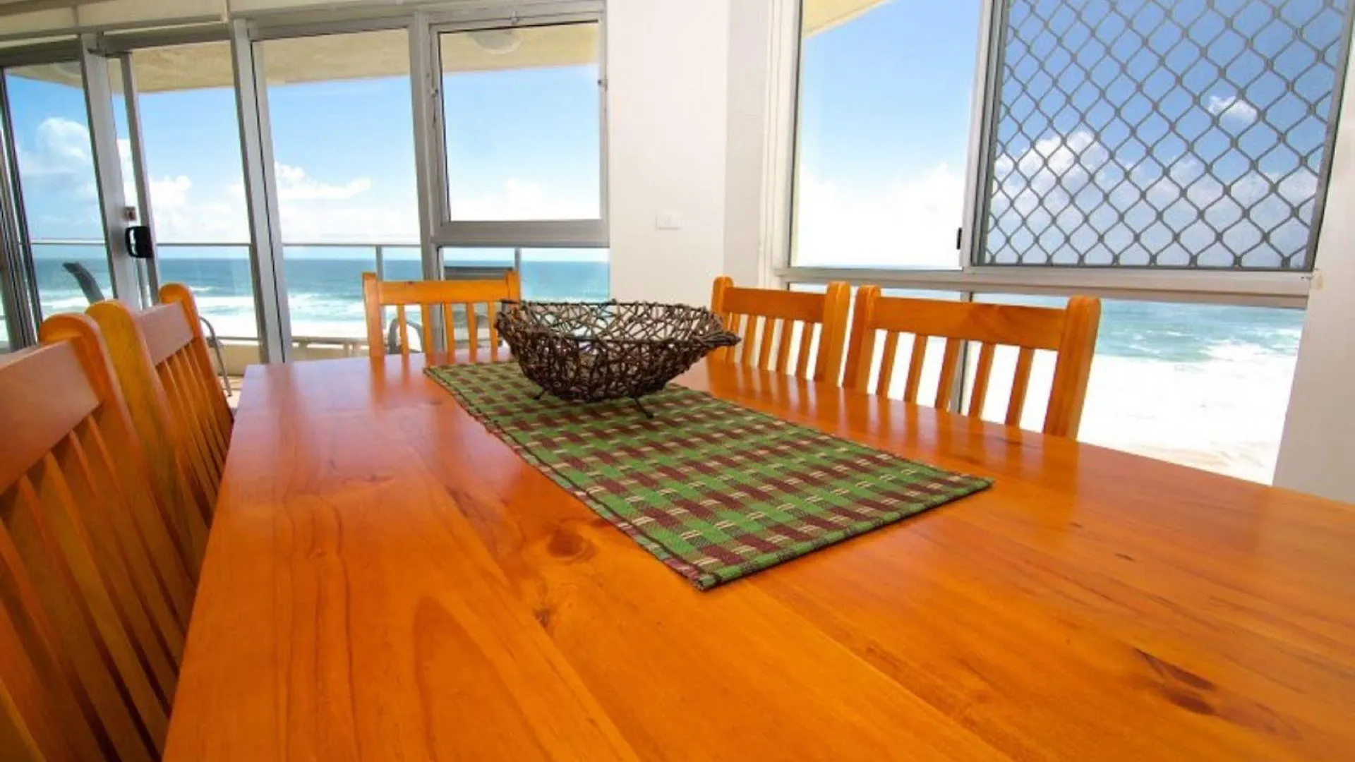 *** Aparthotel Foreshore Beachfront Apartments Gold Coast Australia