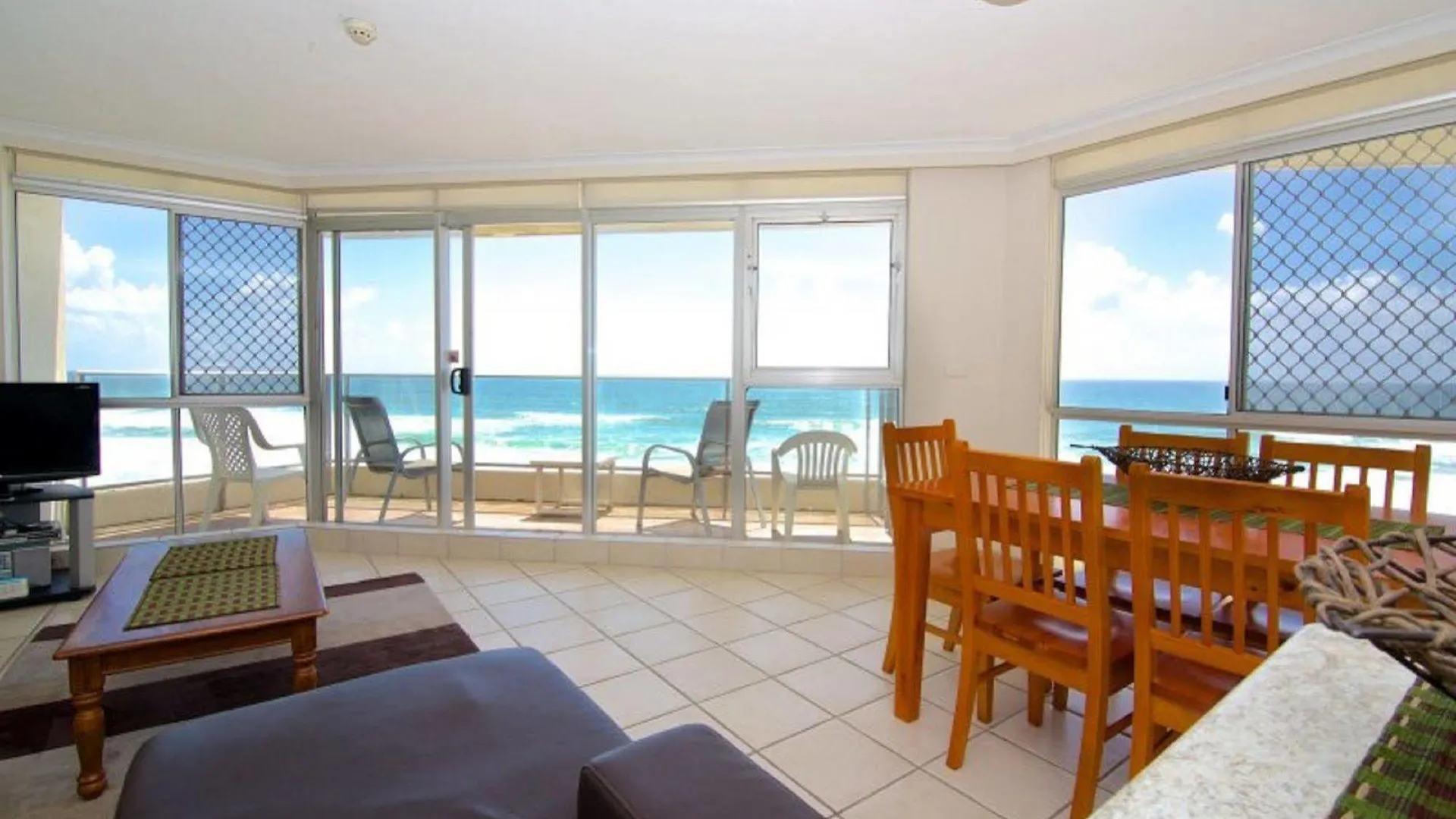 Aparthotel Foreshore Beachfront Apartments Gold Coast