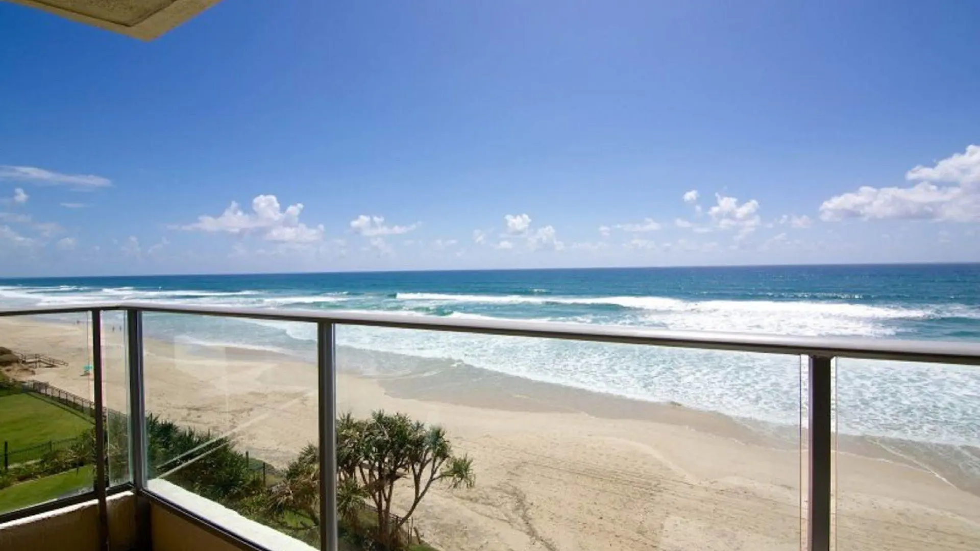 Aparthotel Foreshore Beachfront Apartments Gold Coast